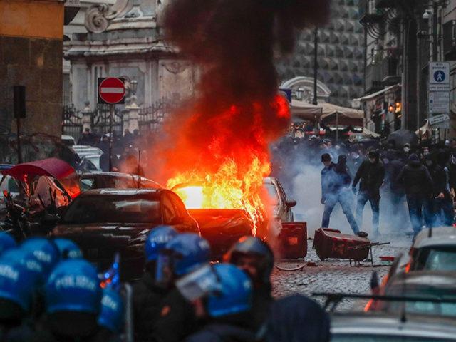 Alman holiganlar maç için geldikleri Napoli'de olay çıkardı! Şehri savaş alanına çevirdiler