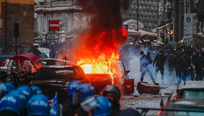 Gli hooligan tedeschi hanno fatto scena a Napoli, dove sono venuti per la partita!  Hanno trasformato la città in un campo di battagliaUEFA European Conference League