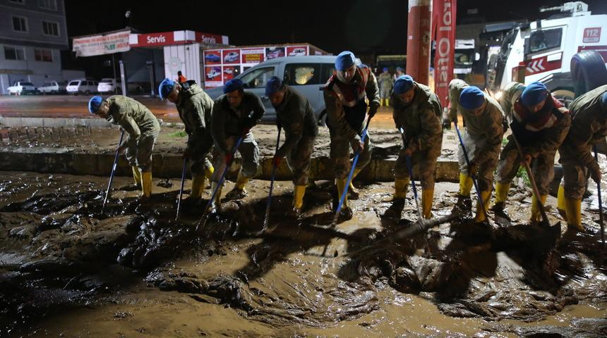Selden etkilenen Şanlıurfa'da askerler temizlik yaptı