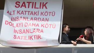 Gören şaşkına döndü! Evini satılığa çıkarıp bu pankartı astı: 'Delirecek noktaya geldim'