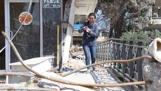 Ağır hasarlı evine girdiğinde gözlerine inanamadı! O da bizi bekliyordu demek ki