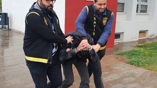 Adana'da minibüs durağında 3 kişinin cep telefonunu çalan yankesicilik zanlısı tutuklandı