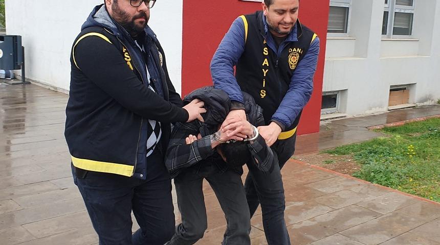 Adana'da minibüs durağında 3 kişinin cep telefonunu çalan yankesicilik zanlısı tutuklandı