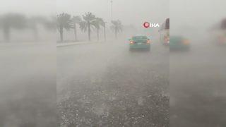 Suudi Arabistan'da dolu fırtınası! İşte hayatı durma noktasına getiren o yağıştan görüntüler...