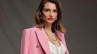 Miss Turkey güzeli Aslı Sümen Real Madrid Liverpool maçında sevgilisinin boynuna atkı doladı