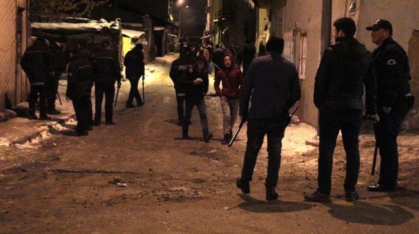 Mahalle savaş alanına d&ouml;nd&uuml;! Havaya ateş a&ccedil;ıldı