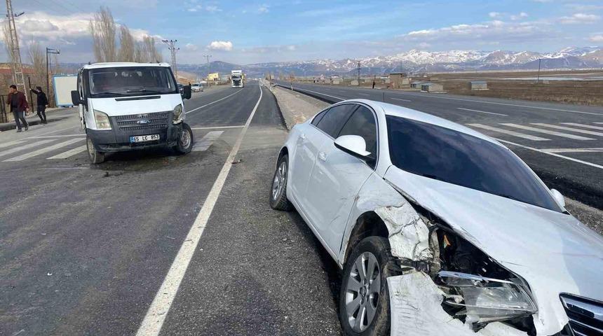 Otomobille minib&uuml;s &ccedil;arpıştı: 3 yaralı