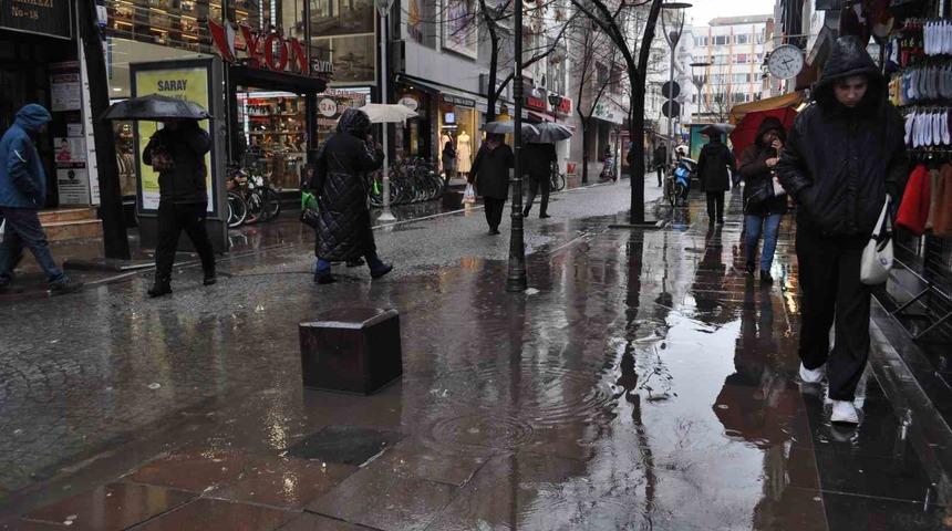 Yağmurdan kaçan vatandaşlar sığınacak yer aradı