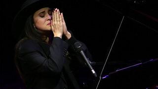 Depremde yakınlarını kaybeden Karsu'dan yürek yakan sözler: 'Üzüldüğüme bile utanıyorum'