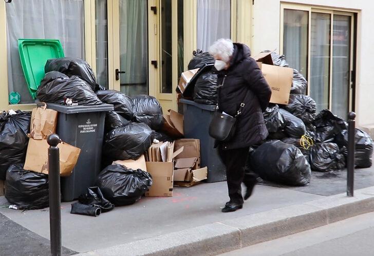 Görüntüler Fransa'dan! Kaldırımlar çöple doldu, halk maske kullanmaya başladı