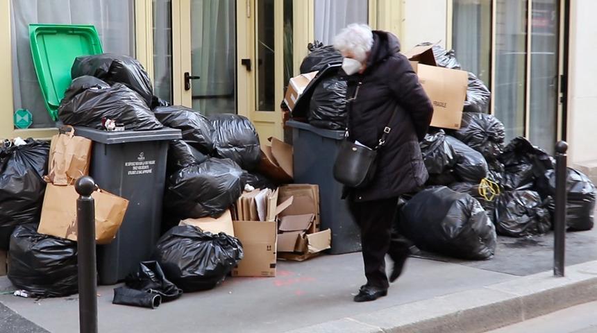 Görüntüler Fransa'dan! Kaldırımlar çöple doldu, halk maske kullanmaya başladı