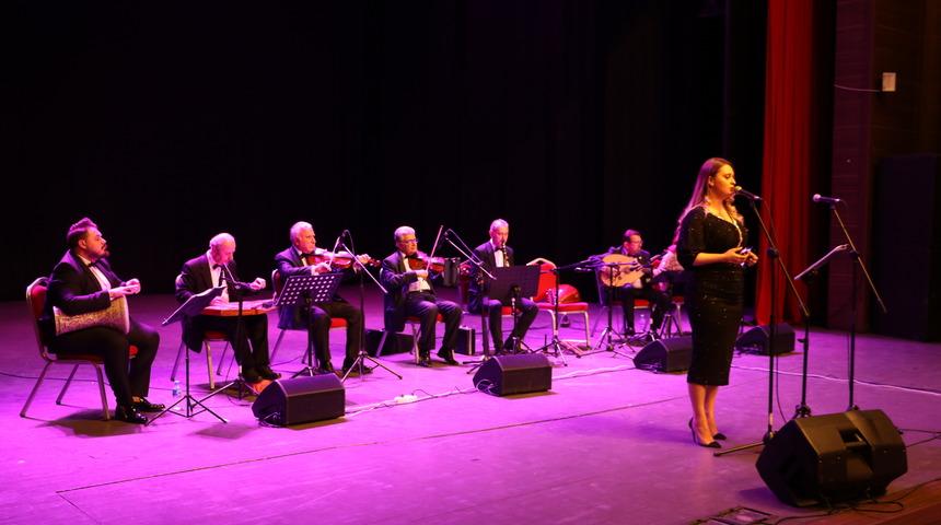 Tekirdağ'da doktor ve mühendislerden oluşan korodan depremzedelere moral konseri