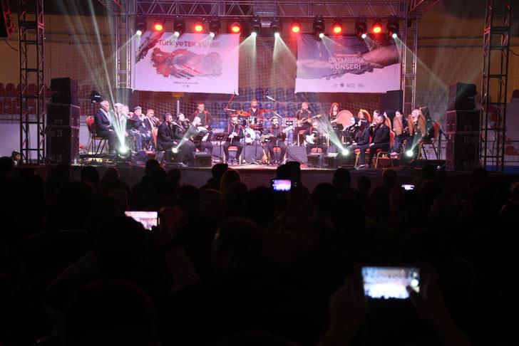 Hakkari'de depremzedelerin yararına "dayanışma konseri" düzenlendi