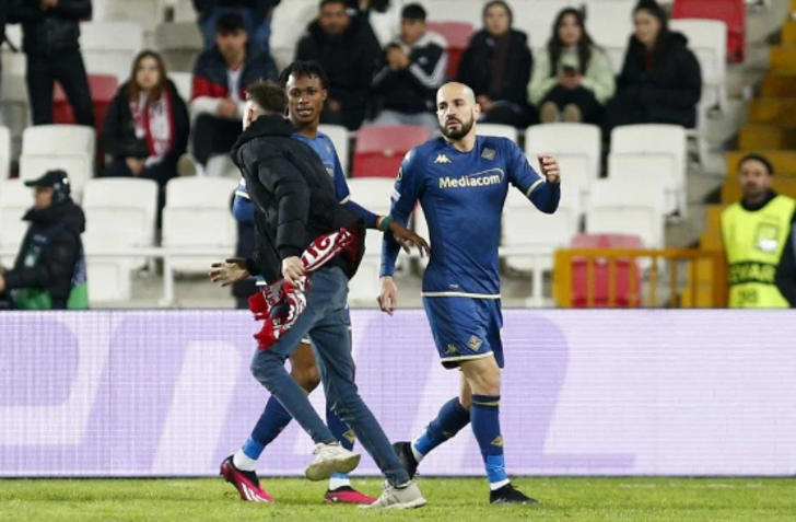 Sivas'ta skandal gece! Sahaya atlayan taraftar rakibin burnunu kırdı... "Tiksiniyorum" G2