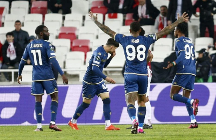 Sivas'ta skandal gece! Sahaya atlayan taraftar rakibin burnunu kırdı... "Tiksiniyorum" G3