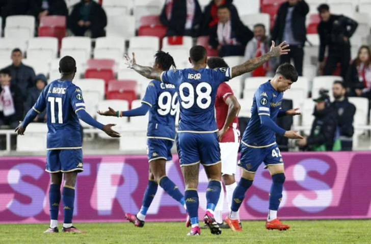 Sivas'ta skandal gece! Sahaya atlayan taraftar rakibin burnunu kırdı... "Tiksiniyorum" G4