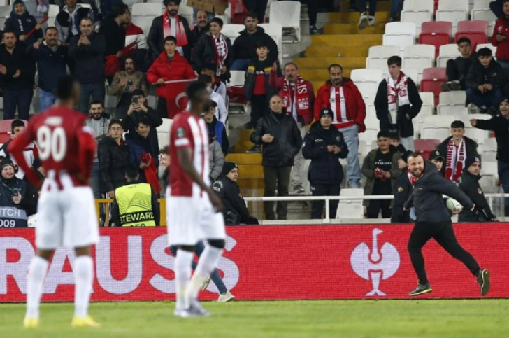 Sivas'ta skandal gece! Sahaya atlayan taraftar rakibin burnunu kırdı... "Tiksiniyorum" G5