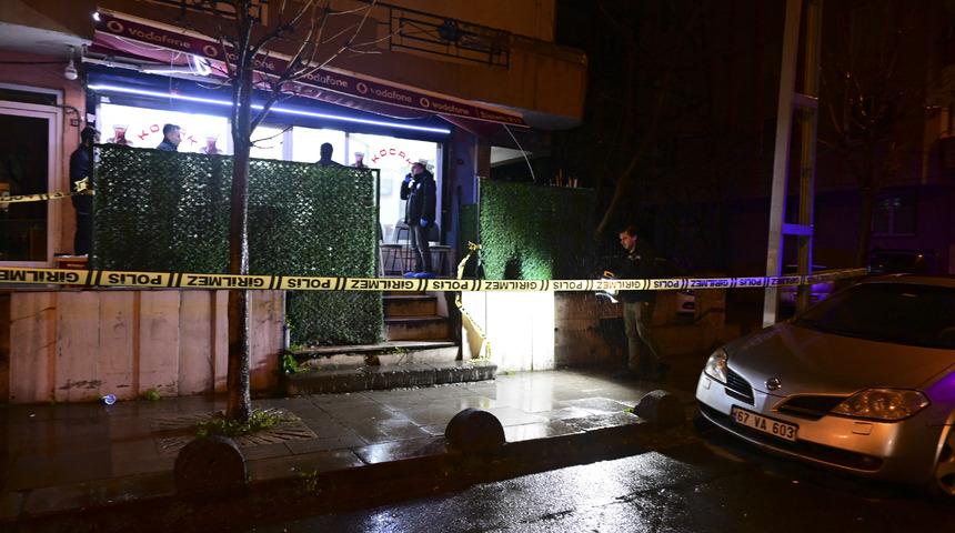 Küçükçekmece'de bir kıraathanenin sahibi silahla vurularak ağır yaralandı