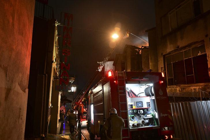 Fatih'te bir binada çıkan yangın söndürüldü