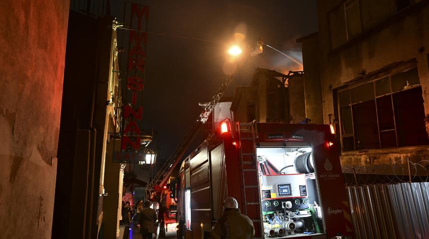 Fatih'te bir binada çıkan yangın söndürüldü