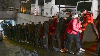 İstanbul'da düzenlenen Kökünü Kurutma Operasyonunda yakalanan 161 zanlı adliyeye sevk edildi