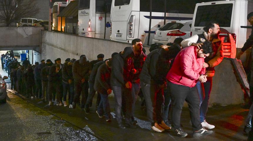 İstanbul'da düzenlenen "Kökünü Kurutma Operasyonu"nda yakalanan 161 zanlı adliyeye sevk edildi