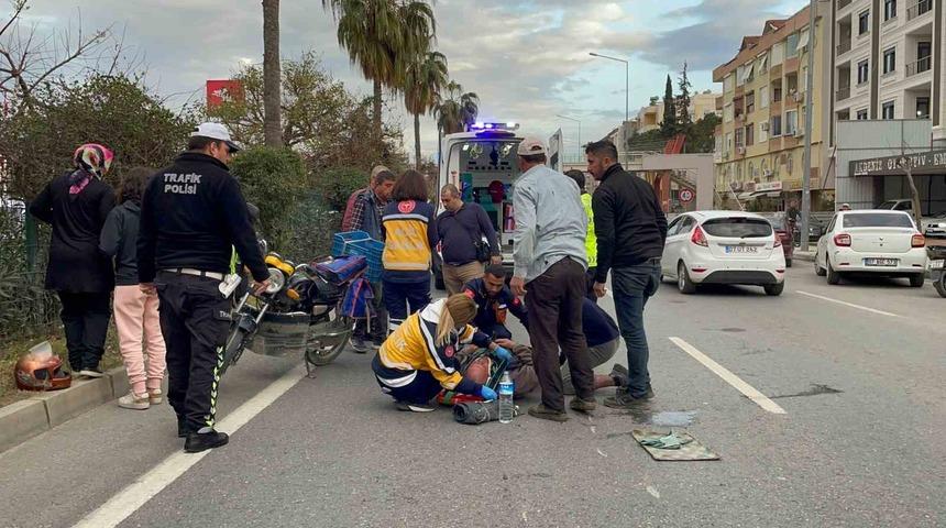 Otomobille &ccedil;arpışan motosiklet s&uuml;r&uuml;c&uuml;s&uuml; yaralandı