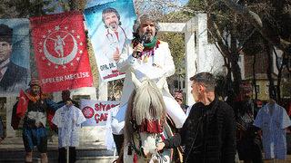 Efelerle meydana çıktı, beyaz at üstünde seçmenden oy istedi! Siyasetin renkli ismi adaylığını böyle duyurdu: 2007'de provasını yaptık