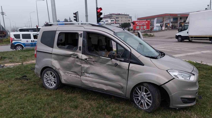 Kamyonet kavşakta hafif ticari araca &ccedil;arptı: 1 yaralı