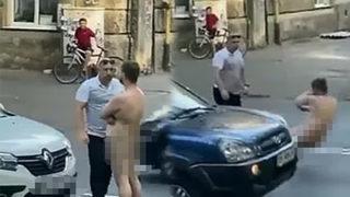 Çırılçıplak yolun ortasında bekleyip araçları tek tek durdurdu! Öfkeli sürücü duruma yumrukla müdahale etti