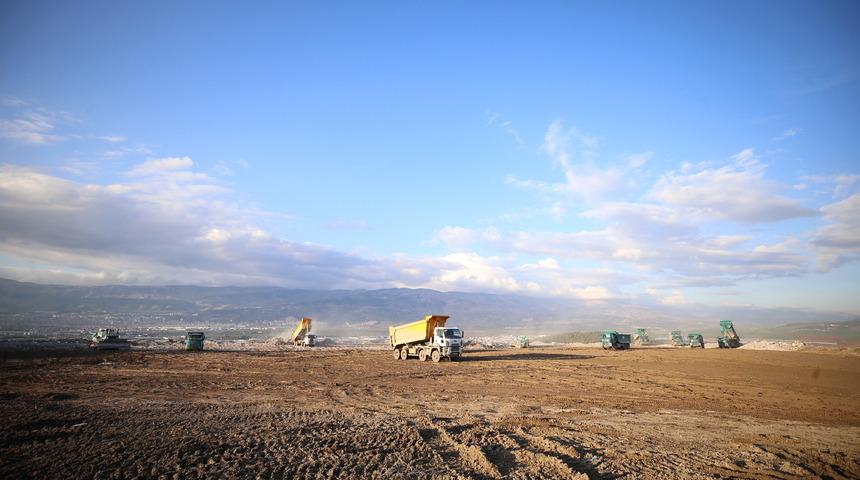 Kahramanmaraş'ta enkaz kaldırma çalışmaları sürüyor