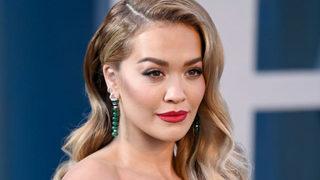 Sınır tanımadı! Rita Ora göğüs dekoltesiyle nefes kesti! 