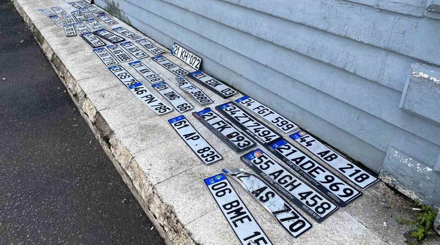 Diyarbakır’da sele kapılan plakalar sahiplerini bekliyor