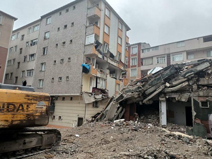 SON DAKİKA | Bahçelievler'de korkutan anlar! Yıkımı yapılan bina, yan binanın üzerine çöktü