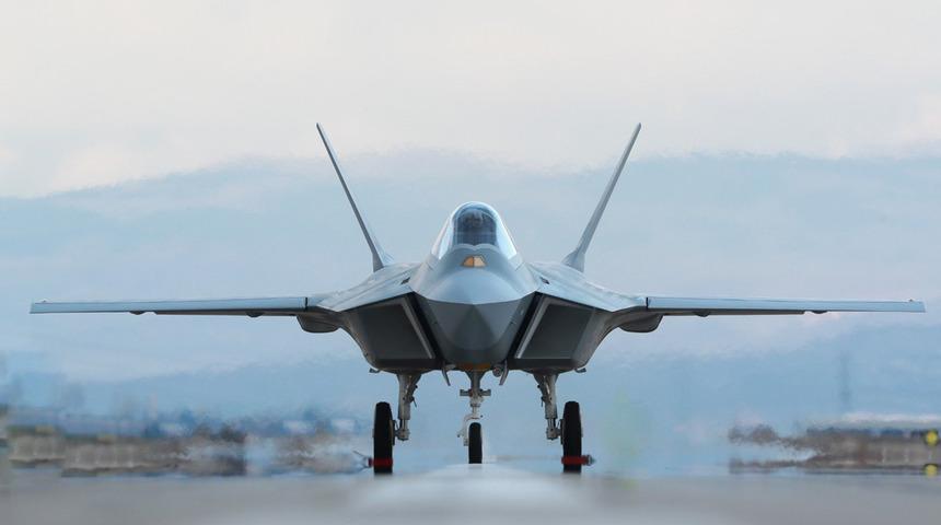 İsmail Demir'den heyecanlandıran paylaşım: Milli Muharip Uçak pist başında!