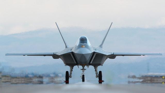 İsmail Demir'den heyecanlandıran paylaşım: Milli Muharip Uçak pist başında!