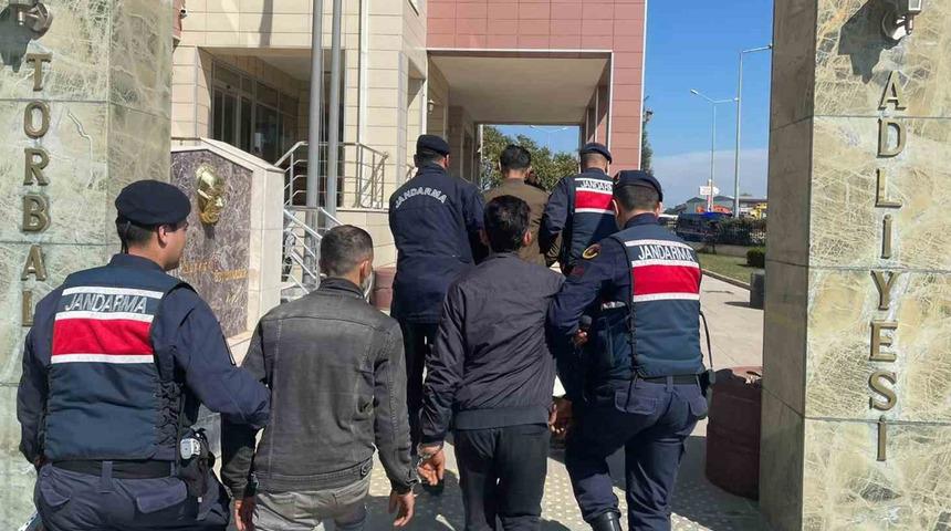 Okula dadanan hırsızlar jandarmadan kaçamadı