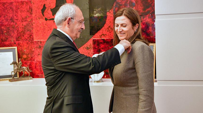Türkan Elçi CHP'ye katıldı! Parti rozetini Kemal Kılıçdaroğlu taktı