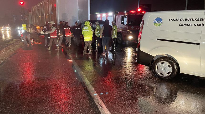 Sakarya'da feci kaza! Tıra ok gibi saplandı: 1 ölü, 2 yaralı