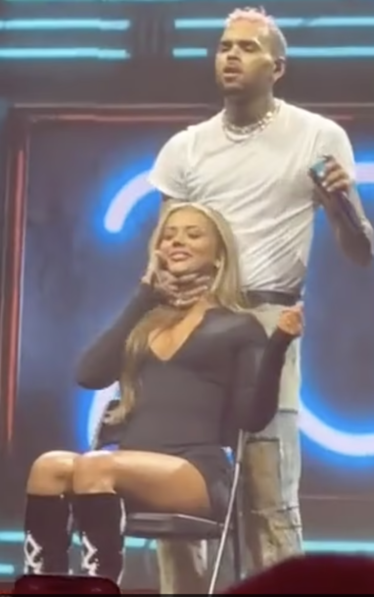 Konser yangın yerine döndü! Love Island (Aşk Adası) yıldızını sahneye çıkartıp kucak dansı yaptı G1