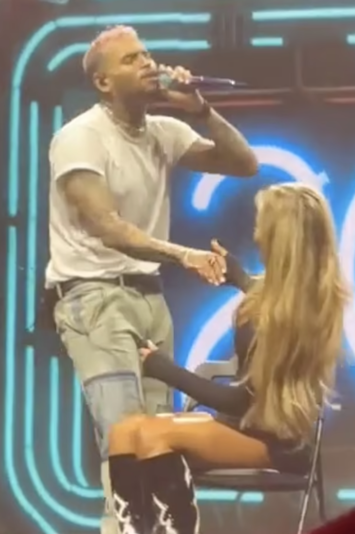 Konser yangın yerine döndü! Love Island (Aşk Adası) yıldızını sahneye çıkartıp kucak dansı yaptı G2