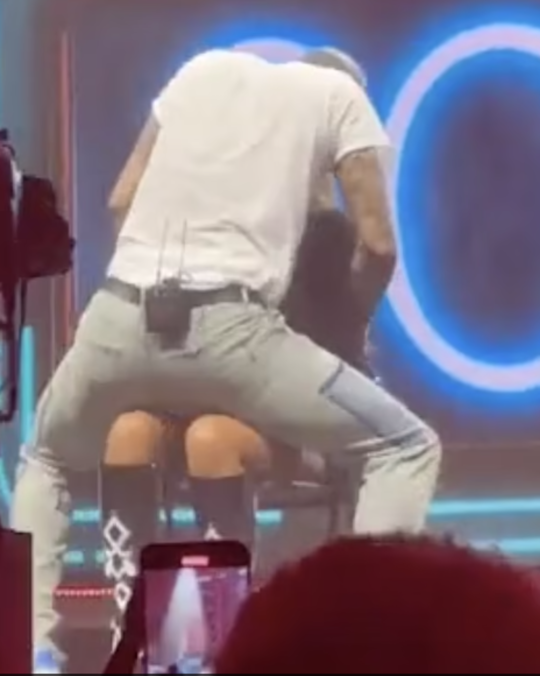 Konser yangın yerine d&ouml;nd&uuml;! Love Island (Aşk Adası) yıldızını sahneye &ccedil;ıkartıp kucak dansı yaptı