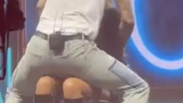 Konser yangın yerine döndü! Love Island (Aşk Adası) yıldızını sahneye çıkartıp kucak dansı yaptı