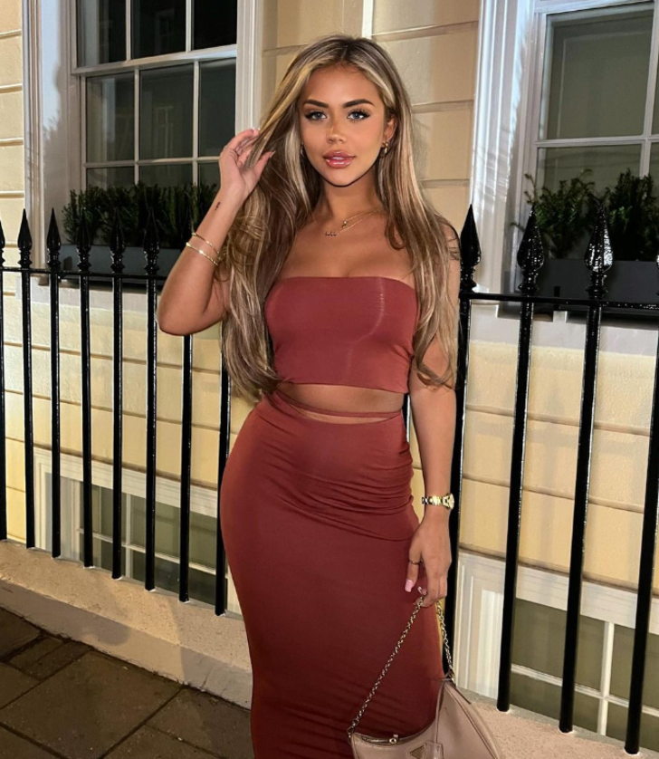 Konser yangın yerine döndü! Love Island (Aşk Adası) yıldızını sahneye çıkartıp kucak dansı yaptı G4