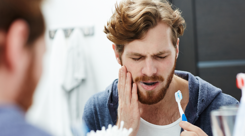 Sakın önemsiz görmeyin! Diş eti kanaması riskli hastalık hakkında uyarı veriyor