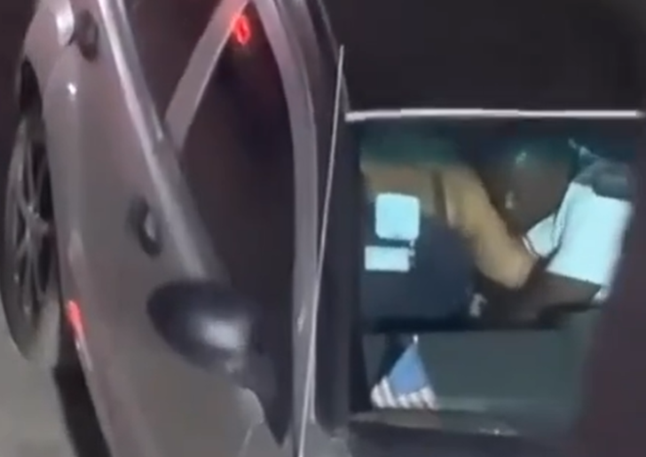 Güvenlik kamerası saniye saniye yakaladı! Taksici ve yolcusu aracın içinde cinsel ilişkiye girdi... Tepkiler gecikmedi