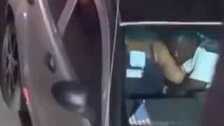 Güvenlik kamerası saniye saniye yakaladı! Taksici ve yolcusu aracın içinde cinsel ilişkiye girdi... Tepkiler gecikmedi