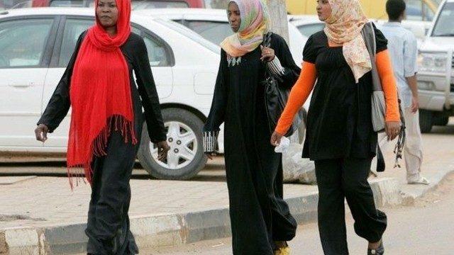 Sudanlı kadınlar pantalon giyerek 'ahlâk dışı davranış' sergilemekle suçlanıyor
