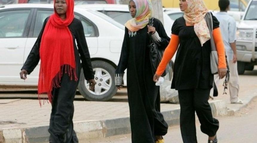 Sudanlı kadınlar pantalon giyerek 'ahlâk dışı davranış' sergilemekle suçlanıyor