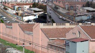 Depremlerden sonra Diyarbakır'da... 43 yıllık cezaevi hasar görmedi! 20 yıllık cezaevi zemin sıvılaşması nedeniyle boşaltıldı